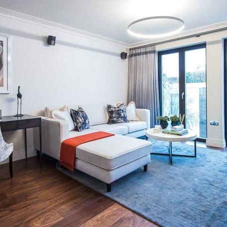 This apartment has been refurbished to seamlessly blend luxury and practicality, offering superb well appointed bespoke living in one of London's most desired locations. EPC Rating: C | Council Tax Band: F - Photo 1