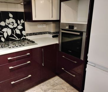 3 bedroom Mid Terraced House - Morecambe Close, Stevenage - Photo 6