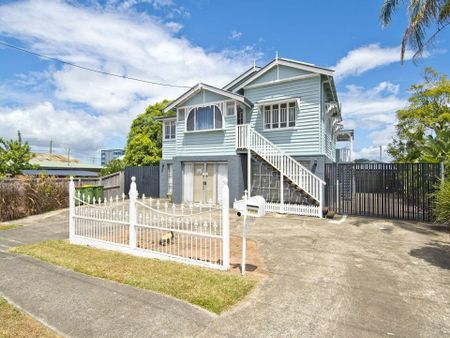Character- Filled Queenslander - Photo 2