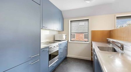 Perfect Central 2 Bedroom Apartment - Photo 3