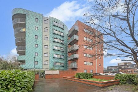 large 1 bedroom property with garden within a secure new build in Hornsey - Photo 5