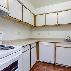 MCLEAN :One bedroom Apartment 2,100$ for Oct 1st or Oct 15th - Photo 2