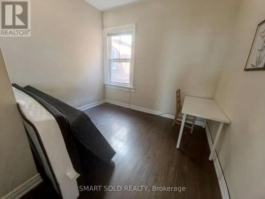 UPPER 437 BATHURST STREET - Photo 1