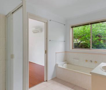 Family Home in Prime Location! - Photo 3