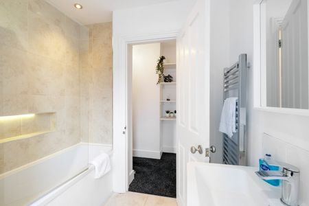 4 bedroom semi-detached house to rent - Photo 2