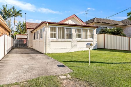 Charming Three Bedroom Home - Photo 2