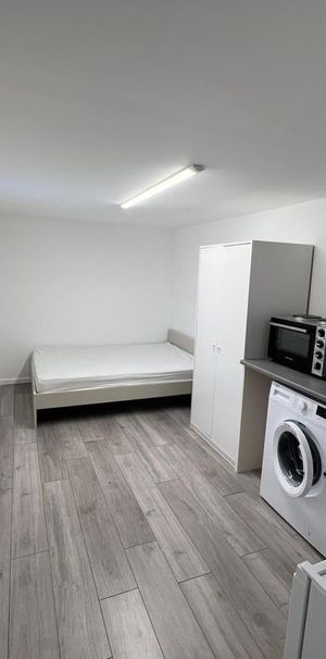 Studio to rent - Photo 1
