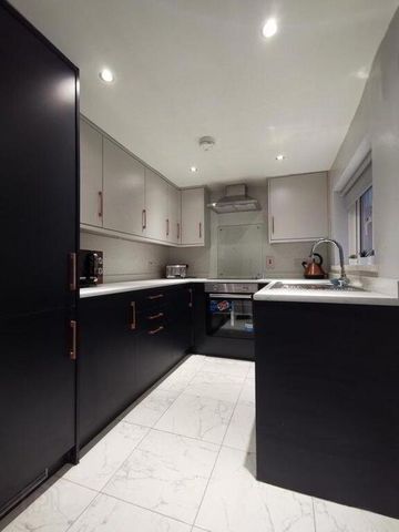 Room 4, 26 Thorndyke Street, Belfast, BT5 4QB - Photo 4