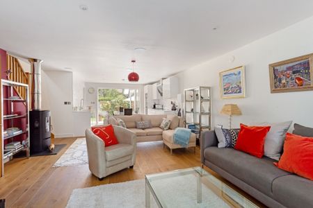 4 bedroom semi-detached house to rent - Photo 5