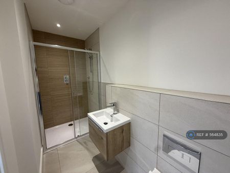 3 bedroom semi-detached house to rent - Photo 4