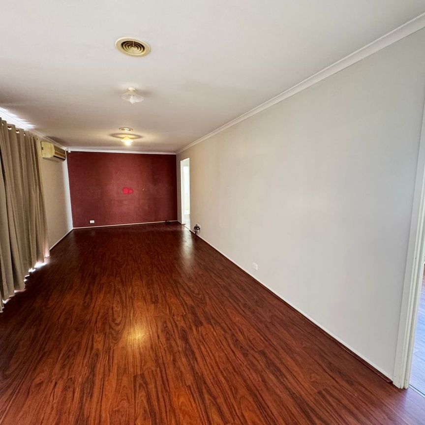 Spacious 4-Bedroom Family Home in Prime Werribee Location! - Photo 1
