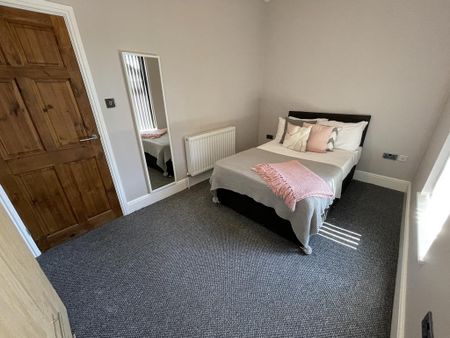 4 bedroom terraced house to rent - Photo 2