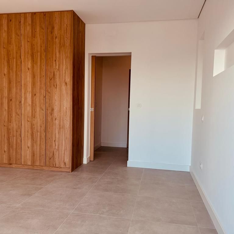 Apartamento T1 para arrendamento sem móveis no centro do Estoril - Photo 1