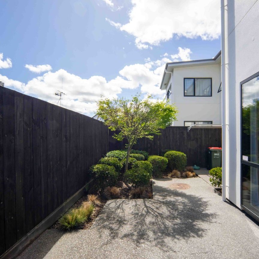 Beautifully Presented Executive Townhouse - Photo 1