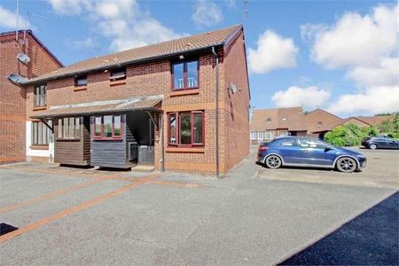 Cobb Close, Datchet, SL3 - Photo 5