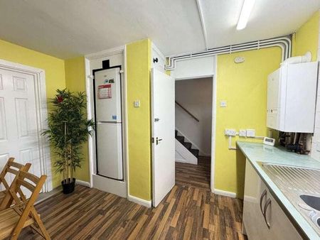 4 bedroom house of multiple occupation to rent - Photo 3