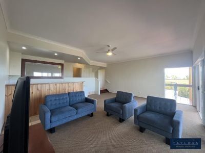 Charming 3-Bedroom Unit with Scenic Views in Cannonvale - Photo 2