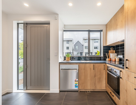 Modern 3 Bed + 2 Bath Townhouse in Petone - Photo 5