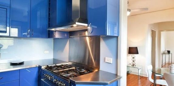 Tastefully Updated, Character Filled, Sun-Kissed Two Bedroom Plus Balcony Art-Deco Apartment, Centrally Located - Photo 2