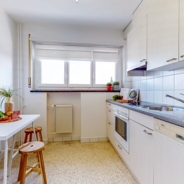 Jackpot Comfortable apartment and 3 months free parking - Photo 1