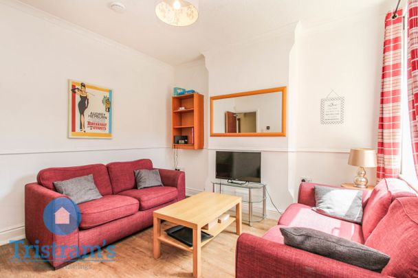 References Pending - 5 bed Semi-Detached House - Photo 1