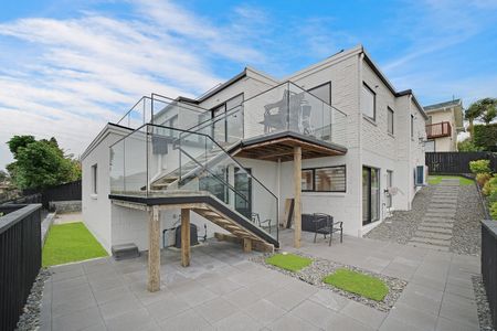 Designer 5 Bedroom Home Hillsborough - Photo 4