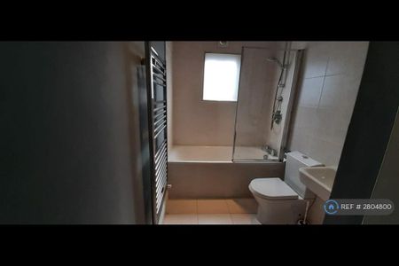 3 bedroom flat to rent - Photo 3