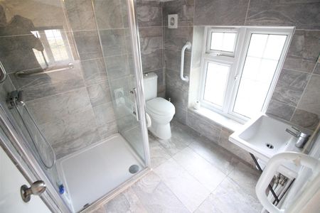 Chertsey Bridge Road, Chertsey - Photo 5