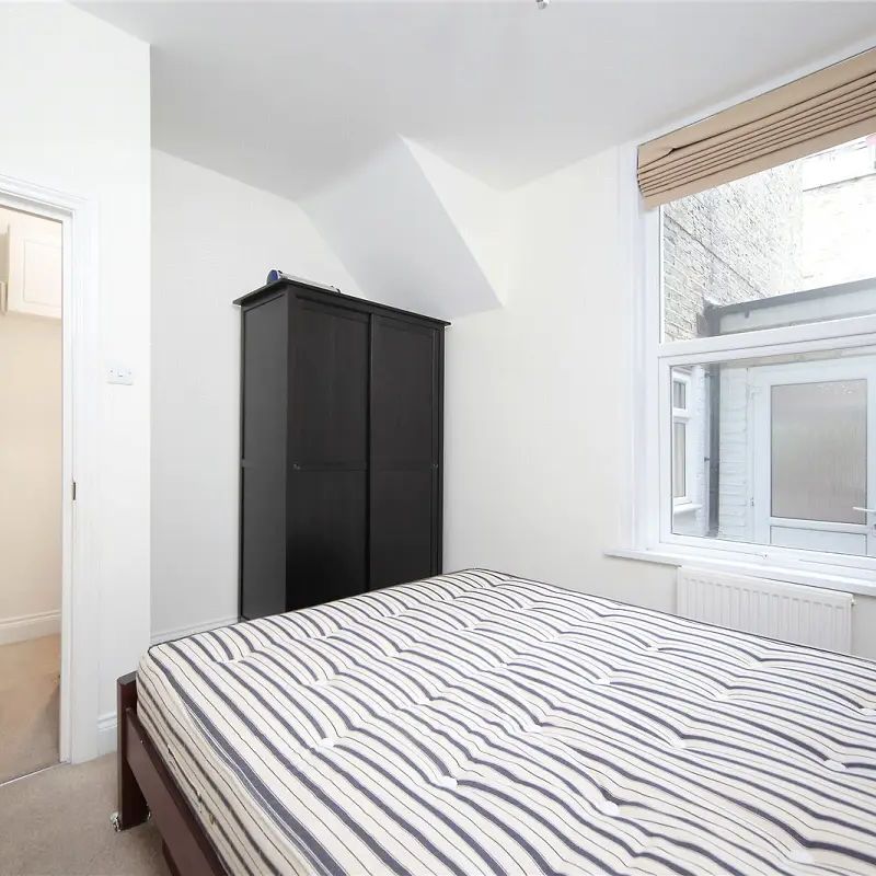 2 bedroom flat in Clapham - Photo 1