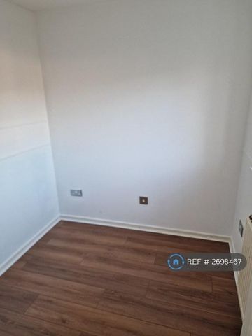 4 bedroom semi-detached house to rent - Photo 2