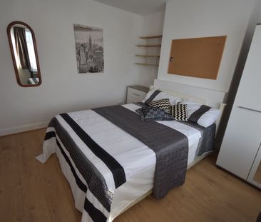 4 Bed Semi-Detached House, Honeysuckle Road, SO16 - Photo 3