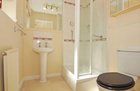 4 bedroom detached house to rent - Photo 2