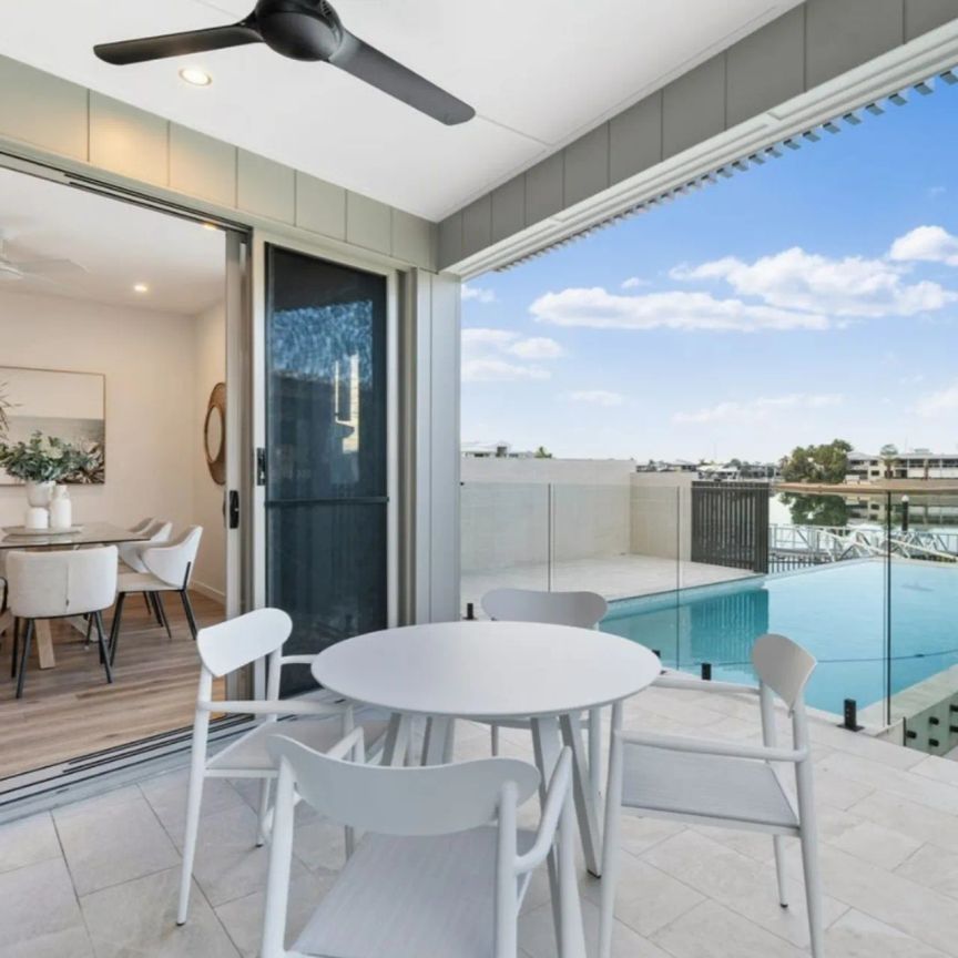 Executive Townhome on Newport lake with private pool & pontoon. Short tern lease offered until 10/01/2027. Contact Julie Sykes 0438 050 110 - Photo 1