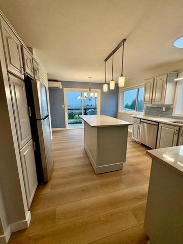 Executive 4-bedroom Home with Full Ocean View - Photo 3