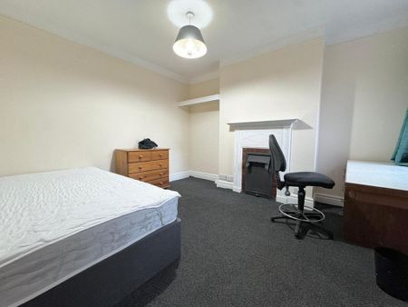 1 bedroom in a house share to rent - Photo 2