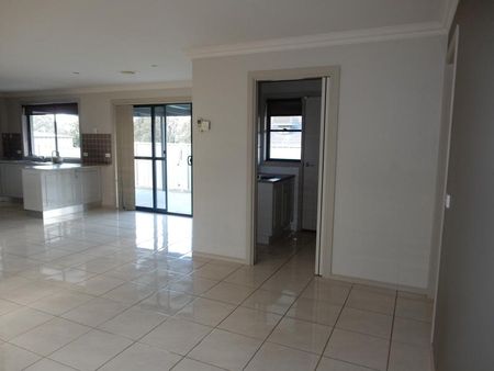 23 Montclair Avenue, West Wodonga - Photo 3