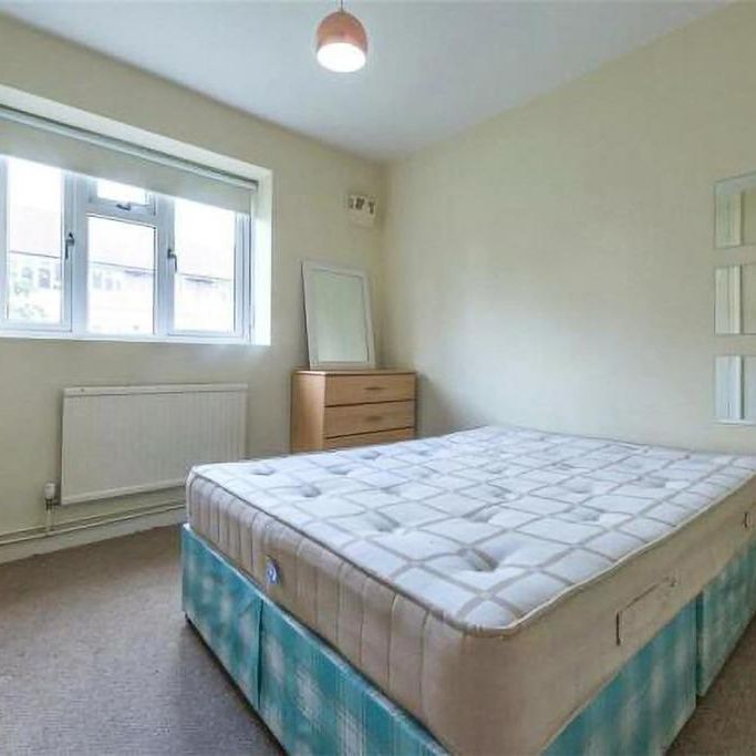 4 bedroom flat to rent - Photo 1