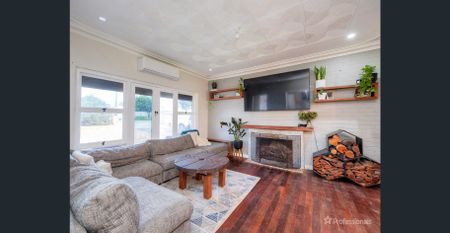 Funky 2-Bed, 2-Bath Home on Huge 1,012m² Block - Photo 5