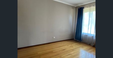 “Spacious & Convenient Family Home – Walk to School” - Photo 3