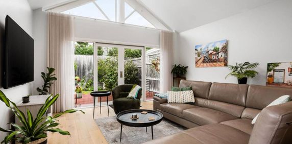 Cathedral Ceiling | Walking Distance | Luxuriating - Photo 2