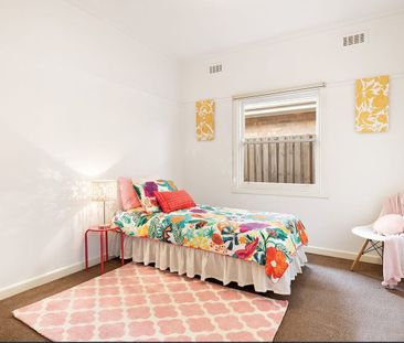 Charming Family Home in Prime Hadfield Location - Photo 2