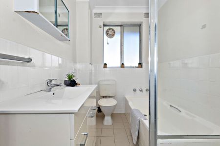 Spacious & Serene Sanctuary in Premier Lane Cove Locale - Photo 4