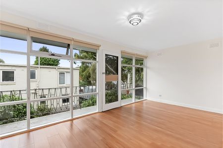 Renovated Apartment in the Heart of Thornbury - Photo 5