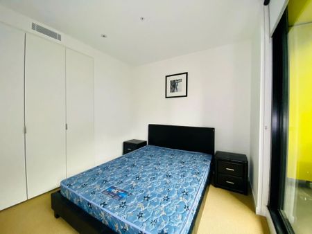 Spacious Furnished Two-Bedroom Apartment in Swanston Square - Photo 2