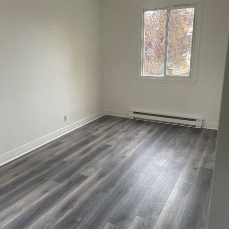 Montreal , 4 1/2 , pres metro Beaugrand - Photo 3