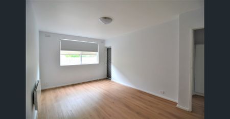 MODERN 2 BEDROOM GROUND FLOOR UNIT - Photo 4