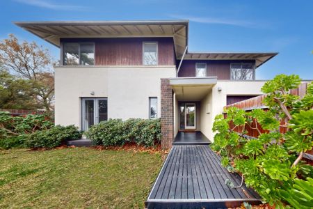 Spacious 4 bedroom home in prime Elwood position - Photo 2