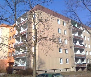 Drei Zimmer, Küche mit Fenster, Balkon - Foto 1