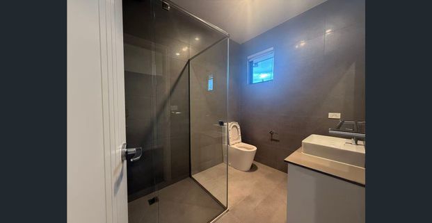 3 Bedrooms +1study with 2 Bathrooms 2 Carparks townhouse Available Now!!! - Photo 1