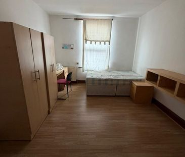 Room in a Shared House, Sandhurst Place, LS8 - Photo 1